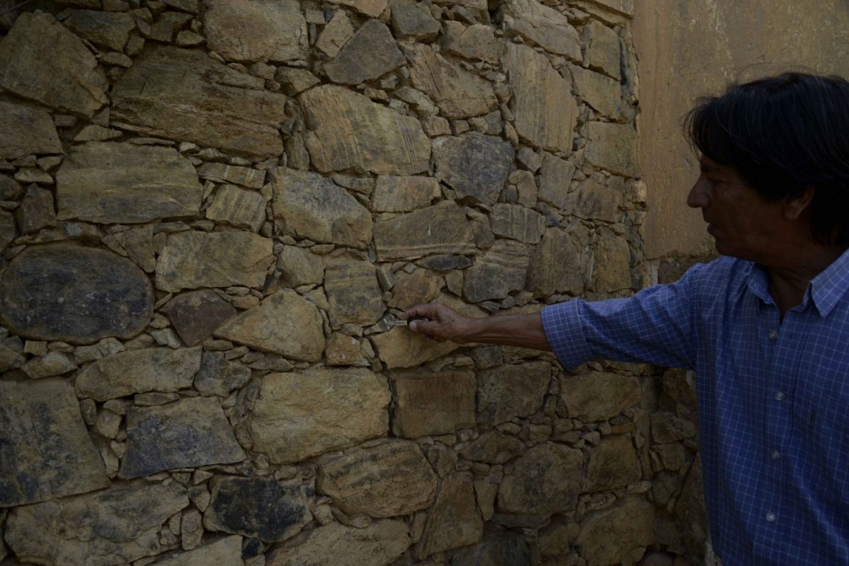 Esmeraldo Teixeira, o Nego, mostra um dos muros de Bom Jesus da Serra feito com amianto. A prática se repetiu em quase toda a cidade. Foto: Inácio Teixeira/Coperphoto