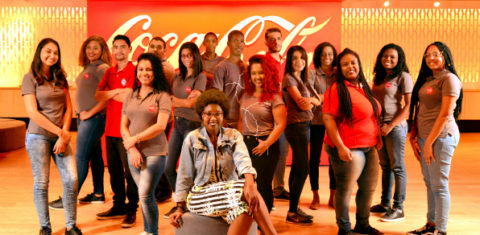 A turma do programa Jovem Aprendiz deste ano se inspira em quem já passou pelo programa, como a Iasmim de Souza (sentada à frente) (Foto: Mirian Fichtner)