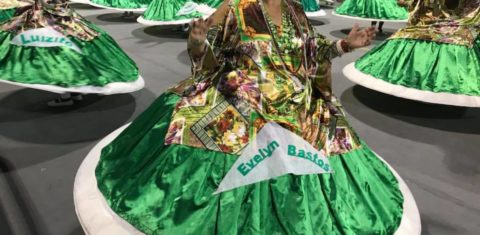 A homenagem das baianas da Mocidade Alegre à mangueirense Evelyn Bastos. Reprodução/Facebook