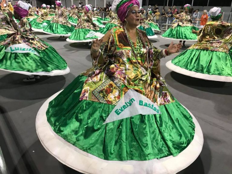 A homenagem das baianas da Mocidade Alegre à mangueirense Evelyn Bastos. Reprodução/Facebook