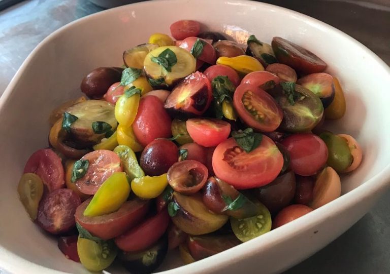 Os tomates orgânicos do buffet de saladas do restaurante Miam Miam, da chef Roberta Ciasca (Foto: Divulgação)