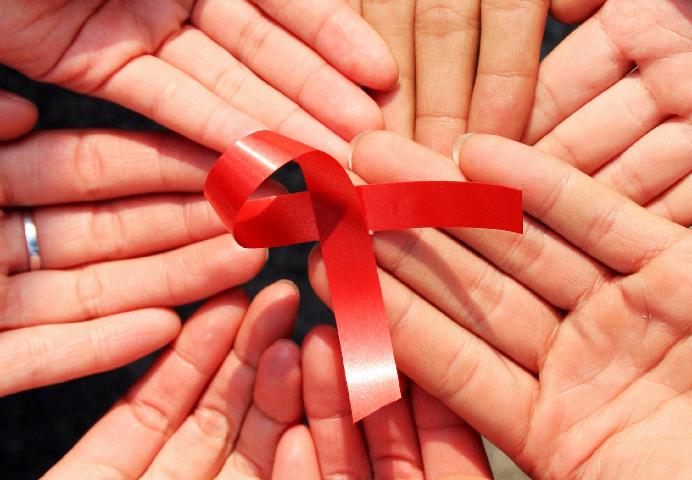 Na Justiça, pessoas com HIV positivo tentam recuperar os benefícios (Foto Divulgação)