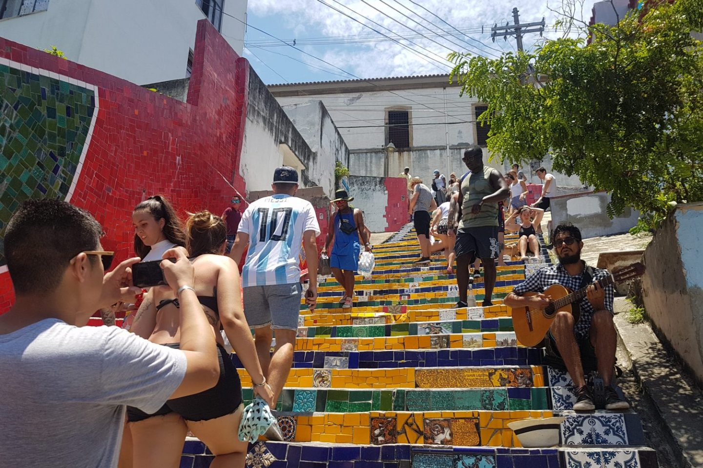 A obra colaborativa do artista chileno começou com as cores da bandeira (Foto Oscar Valporto)