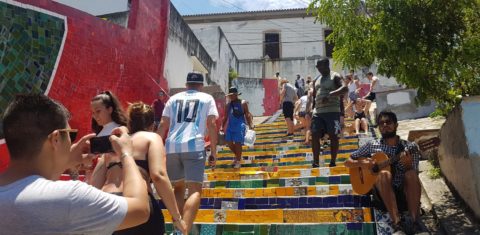 A obra colaborativa do artista chileno começou com as cores da bandeira (Foto Oscar Valporto)