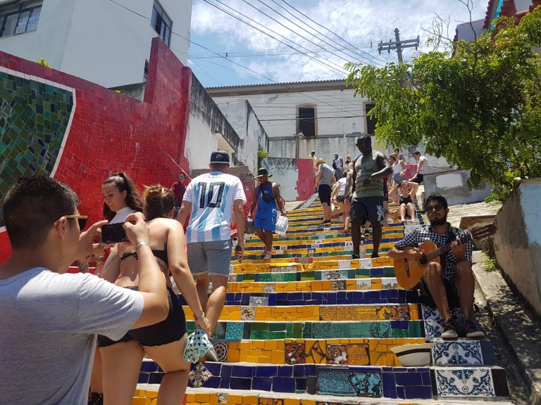 A obra colaborativa do artista chileno começou com as cores da bandeira (Foto Oscar Valporto)