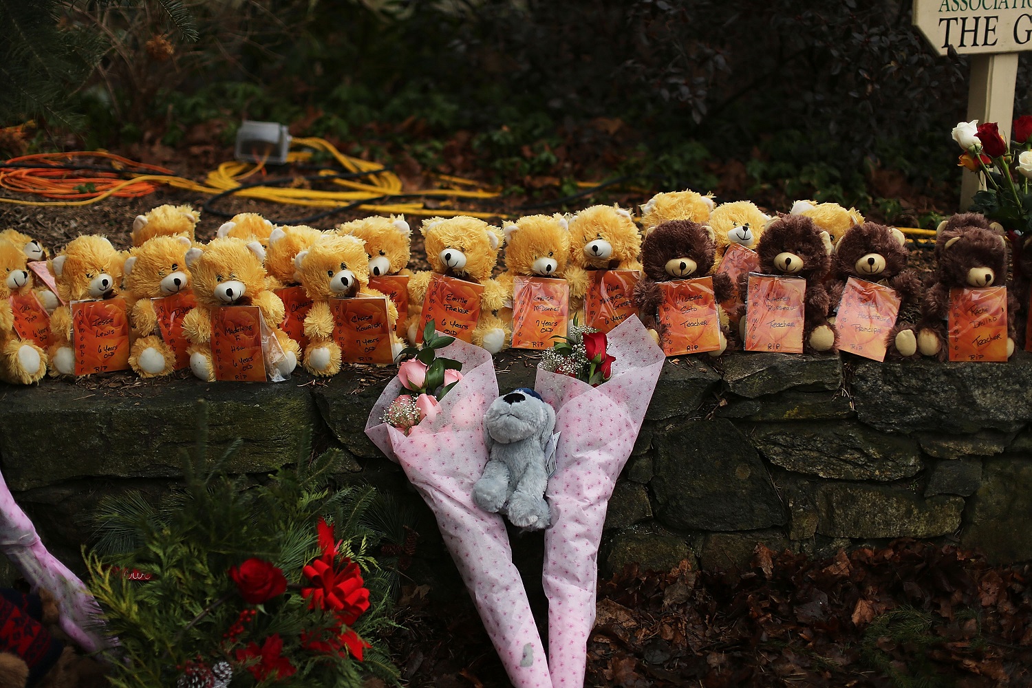 Flores e ursos de pelúcia em homenagem às 20 crianças de seis e sete anos mortas em um tiroteio numa escola pública em Newtown, Connecticut. Foto Spencer Platt/Getty Images/AFP