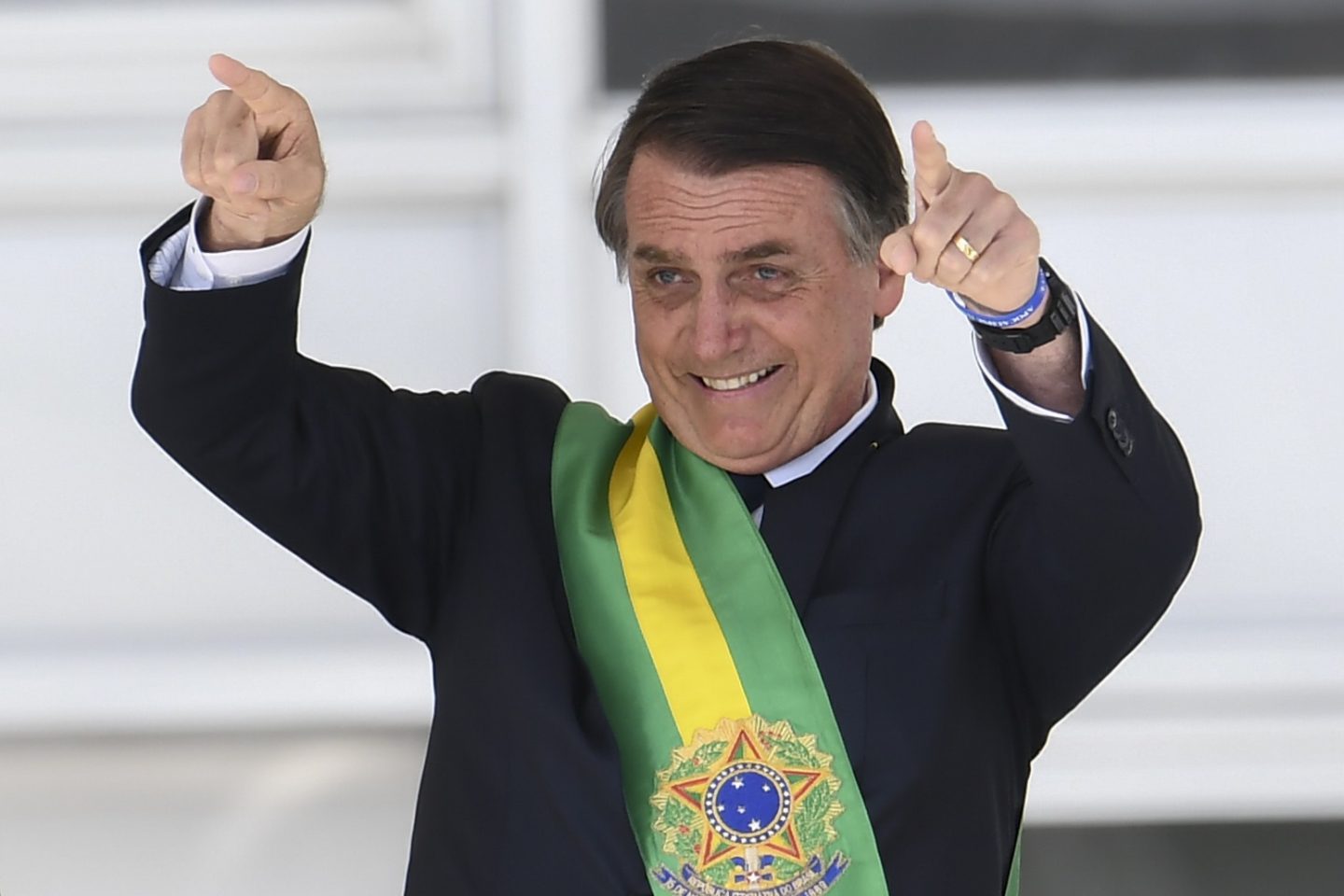 Jair Bolsonaro acena para o público após receber a faixa presidencial. Foto Evaristo Sá/AFP