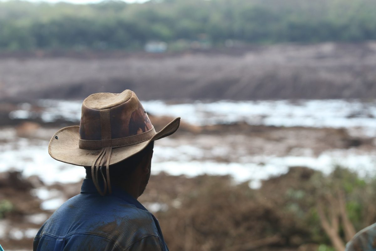Morador observa o mar de lama na região de Brumadinho após o rompimento da barragem da Vale. Foto Doug Patrício/DPA