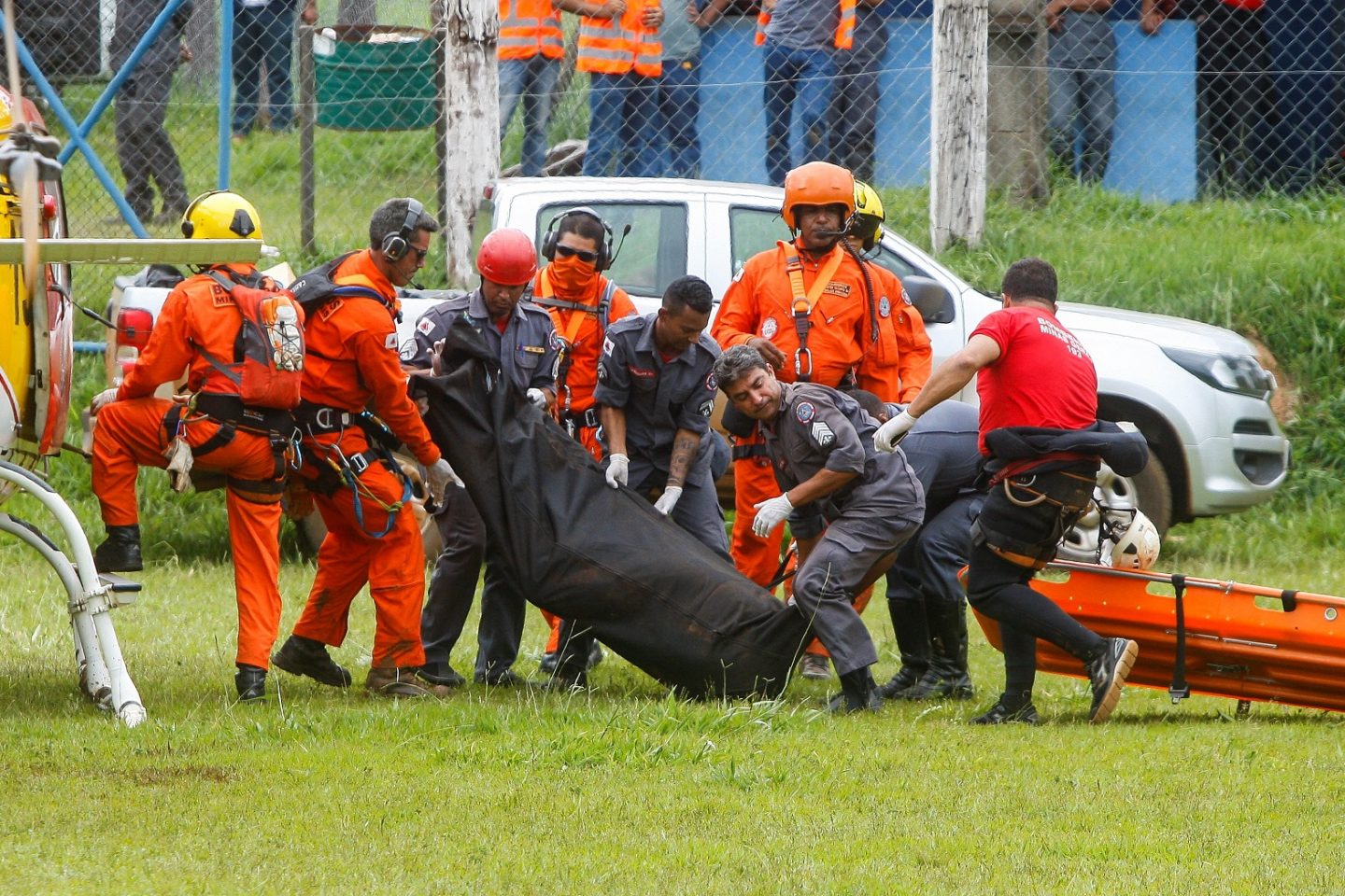 Equipes de resgate carregam os corpos das vítimas da tragédia de Brumadinho. Foto Lucas Bois/Anadolu Agency