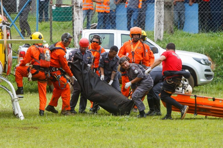 Equipes de resgate carregam os corpos das vítimas da tragédia de Brumadinho. Foto Lucas Bois/Anadolu Agency