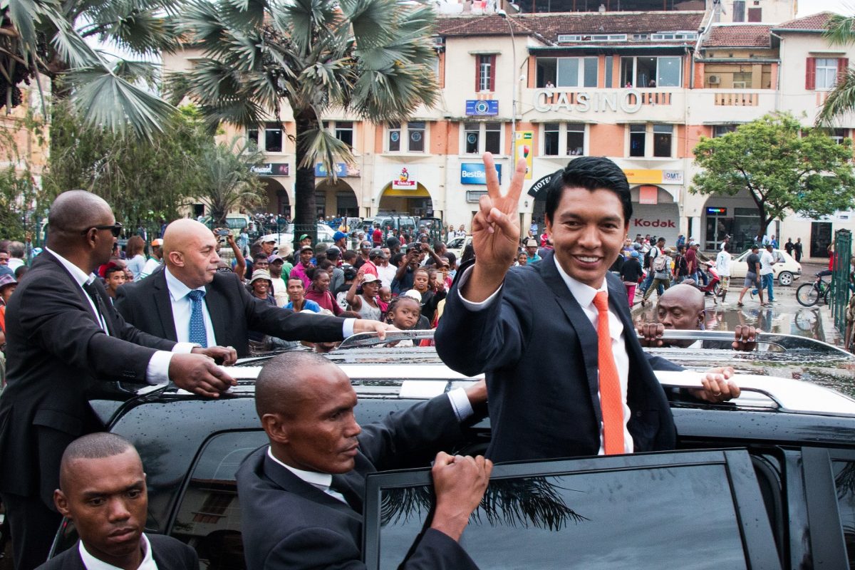 O presidente de Madagascar, Andry Rajoelina, eleito com 55% dos votos, desfila pelas ruas da capital. Foto Mamyrael/AFP