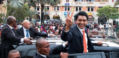O presidente de Madagascar, Andry Rajoelina, eleito com 55% dos votos, desfila pelas ruas da capital. Foto Mamyrael/AFP