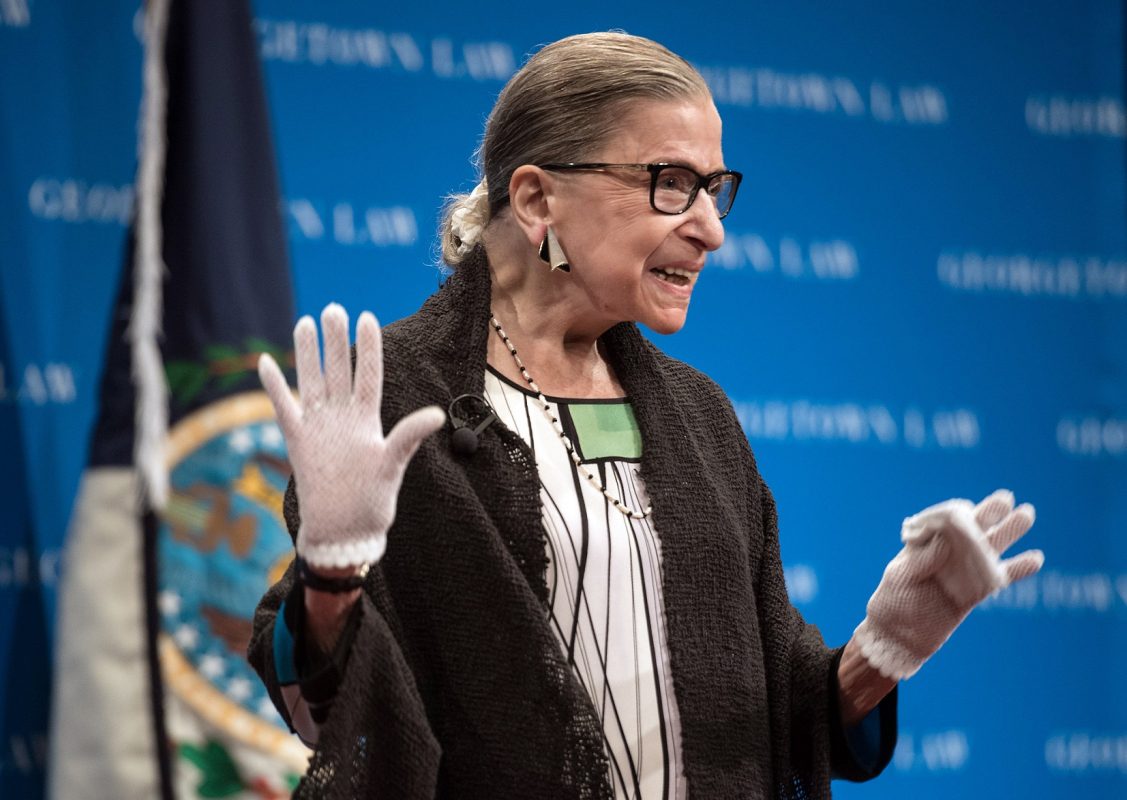 Ruth Bader Ginsburg, juíza da Suprema Corte dos EUA, é aplaudida por estudantes de direito na Universidade de Georgetown. Foto Nicholas Kamm/AFP