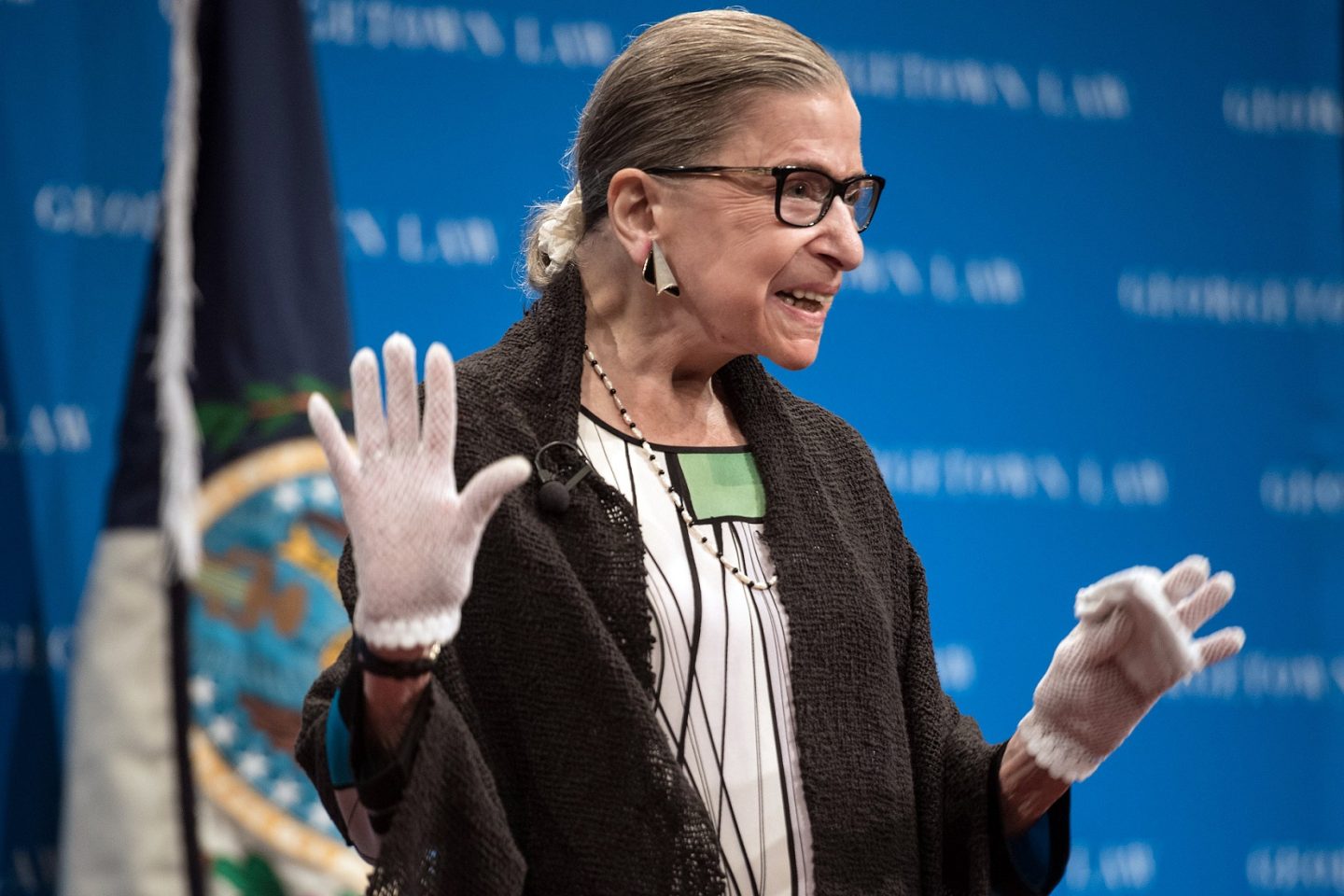 Ruth Bader Ginsburg, juíza da Suprema Corte dos EUA, é aplaudida por estudantes de direito na Universidade de Georgetown. Foto Nicholas Kamm/AFP