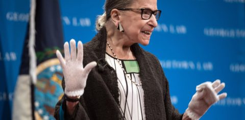 Ruth Bader Ginsburg, juíza da Suprema Corte dos EUA, é aplaudida por estudantes de direito na Universidade de Georgetown. Foto Nicholas Kamm/AFP
