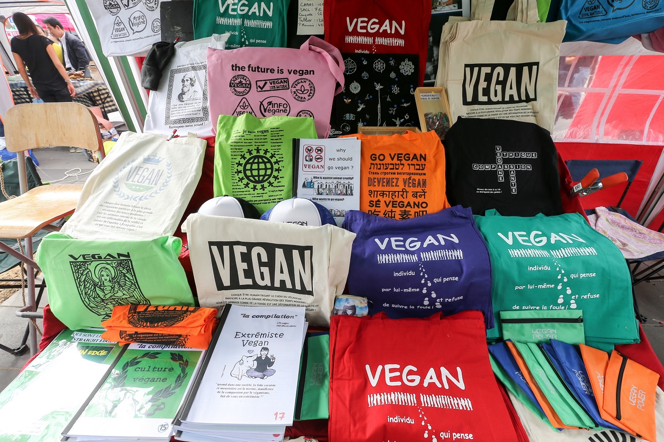 Camisetas e produtos veganos expostos durante a Parada Vegan de Paris, em 2018. Foto Michel Stoupak/NurPhoto