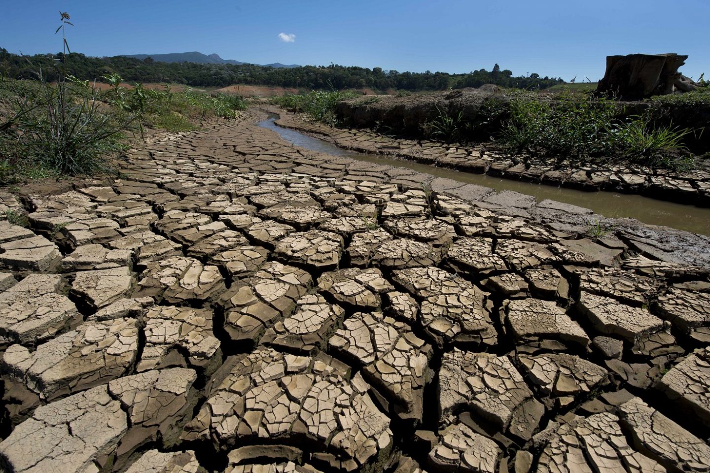 Solo rachado pela seca às margens do Rio Jacareí, em São Paulo. Foto Nelson Almeida/AFP