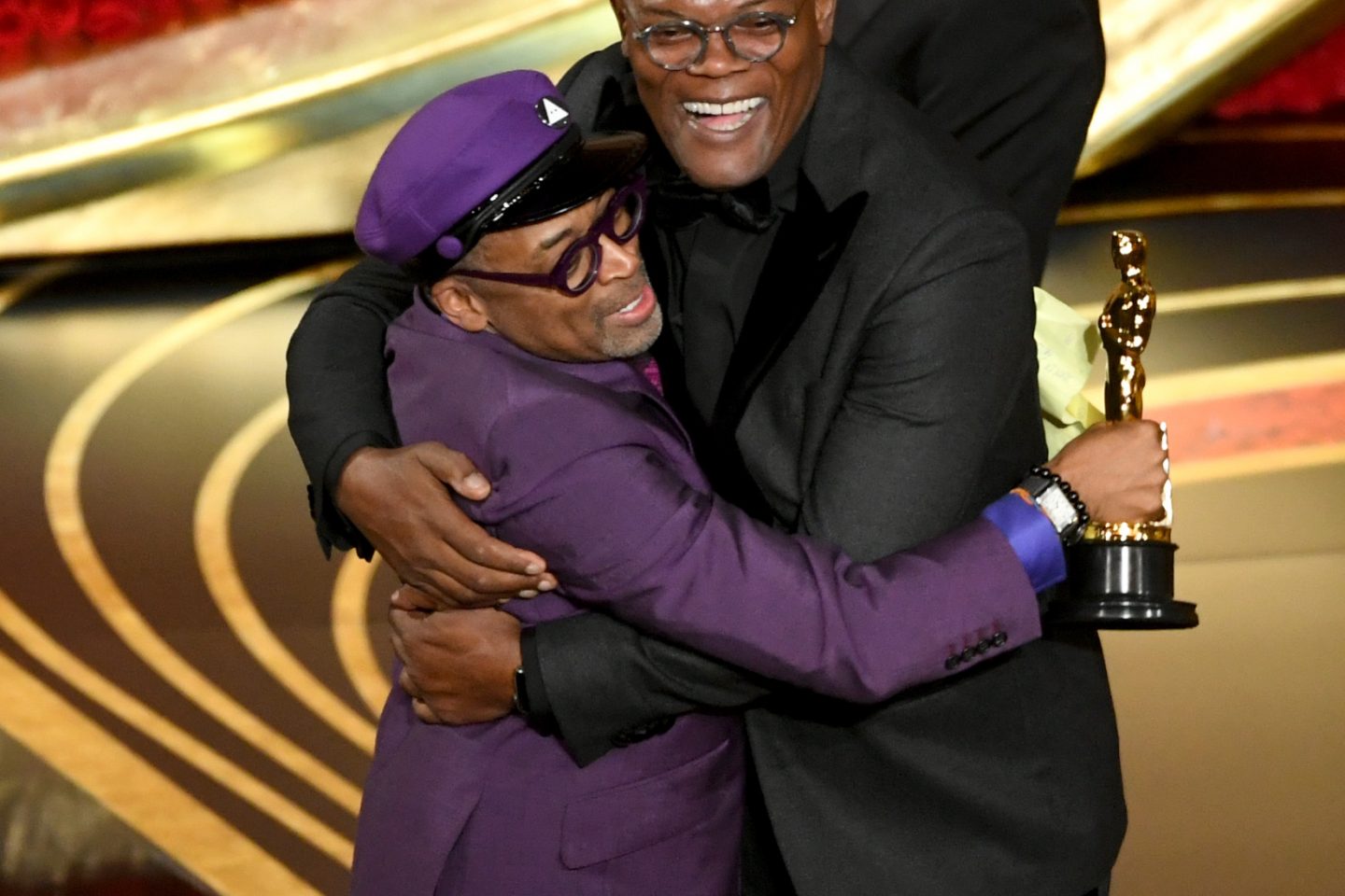 Spike Lee é abraçado por Samuel L. Jackson ao ganhar o Oscar de Melhor Roteiro Adaptado ( Kevin Winter/Getty Images/AFP)