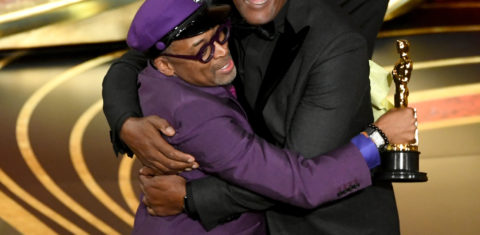 Spike Lee é abraçado por Samuel L. Jackson ao ganhar o Oscar de Melhor Roteiro Adaptado ( Kevin Winter/Getty Images/AFP)