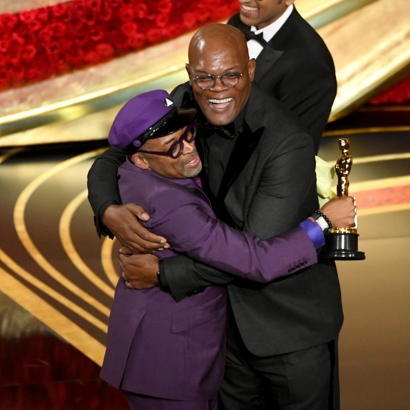Spike Lee é abraçado por Samuel L. Jackson ao ganhar o Oscar de Melhor Roteiro Adaptado ( Kevin Winter/Getty Images/AFP)