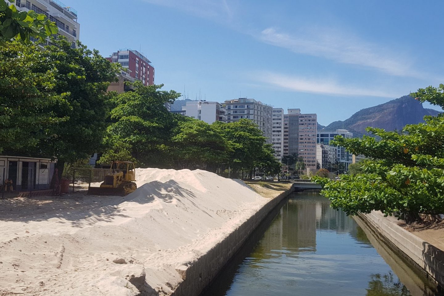 A paisagem quase desértica, com a "duna" de areia retirada do canal (Foto Oscar Valporto)