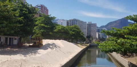 A paisagem quase desértica, com a "duna" de areia retirada do canal (Foto Oscar Valporto)