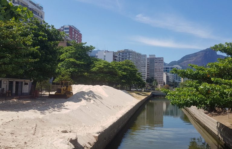 A paisagem quase desértica, com a "duna" de areia retirada do canal (Foto Oscar Valporto)