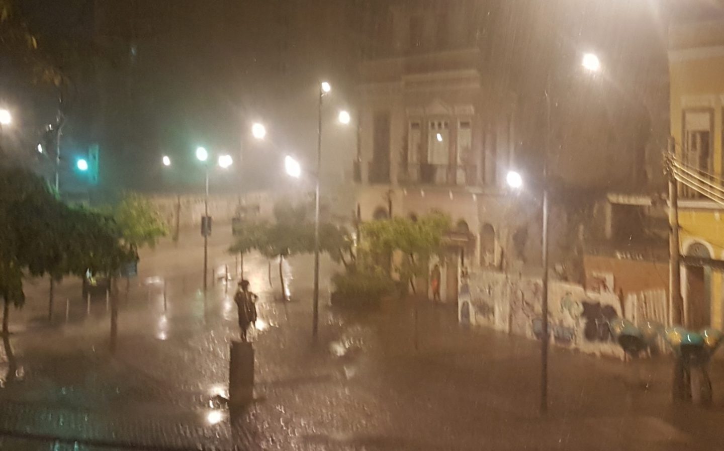 Prainha de São Francisco sob chuva (Foto Oscar Valporto)