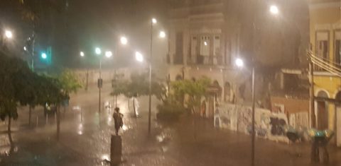Prainha de São Francisco sob chuva (Foto Oscar Valporto)