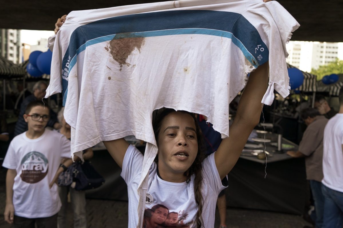 Bruna Silva segura a camisa da escola que seu filho Marcus Vinícius usava no dia em que foi morto. Foto: Daniel Arroyo