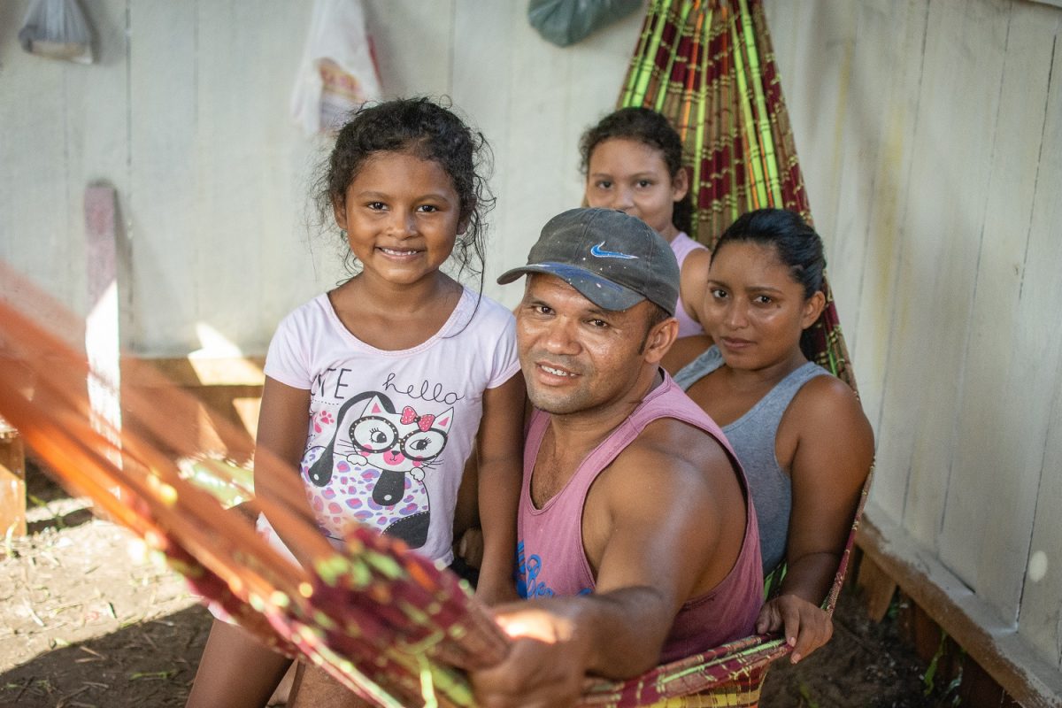 Clay Luis Nascimento Cirilo divide a rede com a família na casa de um só cômodo, em ocupação em Belém. Foto: Pedrosa Neto