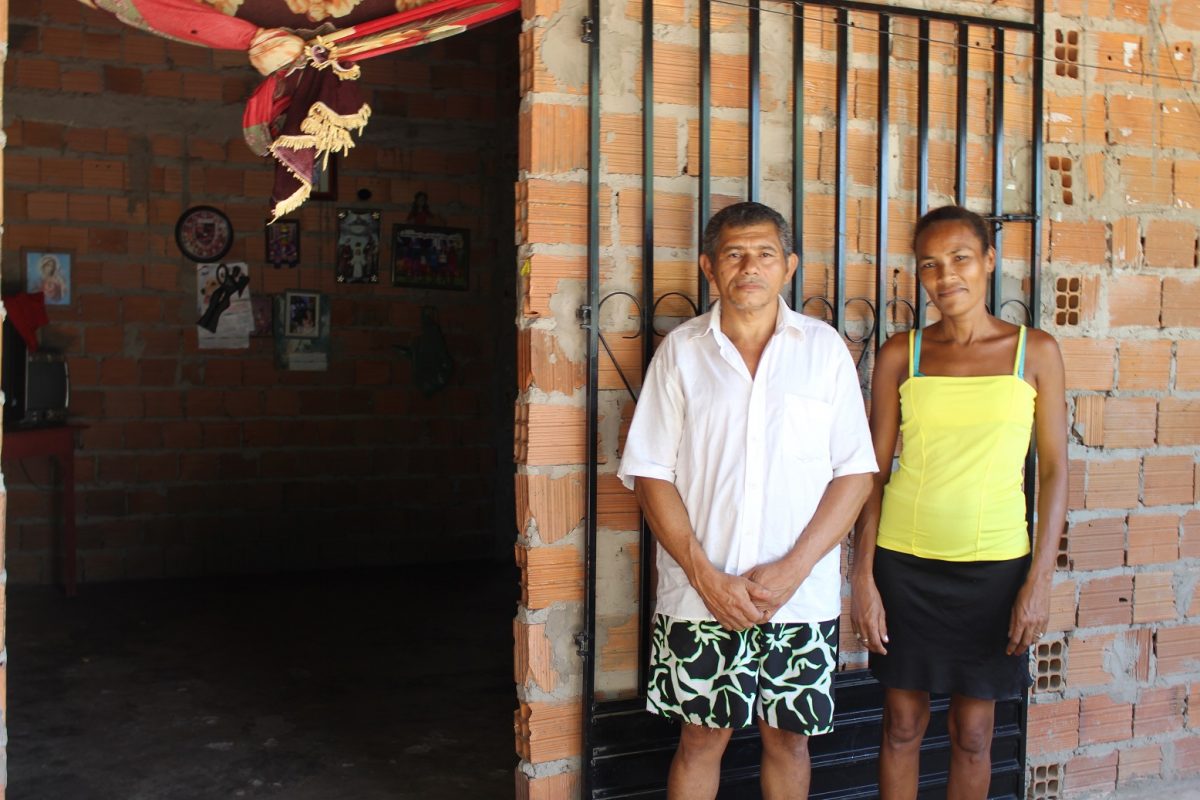 Raimundo e Maria, em frente à casa onde moram. Eles fazem parte dos 25% desconectados. Foto: Yuri Fernandes