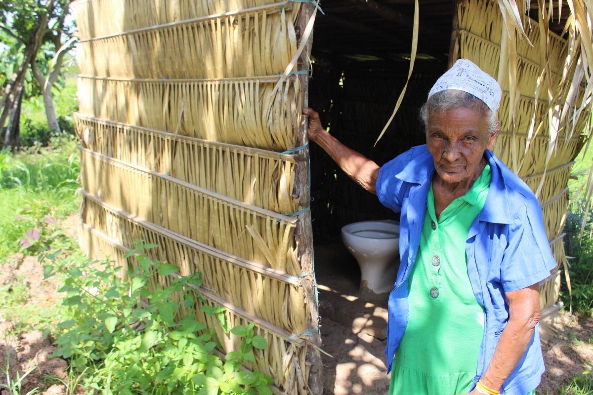 A dona Júlia Marques, de 89 anos, mora às margens da BR-135, no Maranhão, e está no contingente dos sem direito ao saneamento básico: não têm esgoto, água encanada e sua casa, construída de pau a pique, não é contemplada por coleta de lixo. Foto Yuri Fernandes