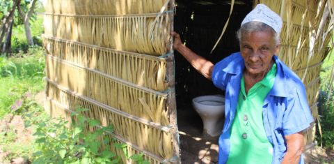 A dona Júlia Marques, de 89 anos, mora às margens da BR-135, no Maranhão, e está no contingente dos sem direito ao saneamento básico: não têm esgoto, água encanada e sua casa, construída de pau a pique, não é contemplada por coleta de lixo. Foto Yuri Fernandes