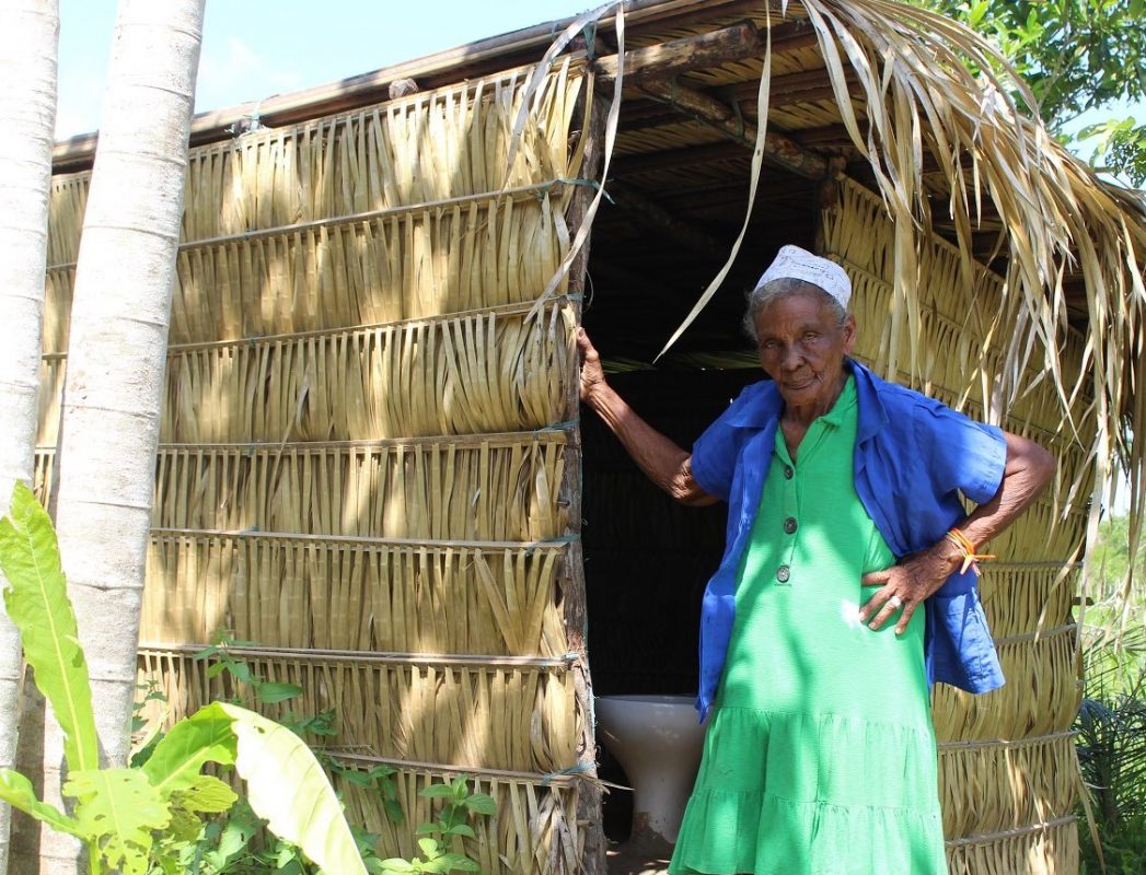Moradora do interior do Maranhão, Dona Júlia Marques não tem os três serviços de saneamento básico, assim como 58,8% dos nordestinos. Foto Yuri Fernandes