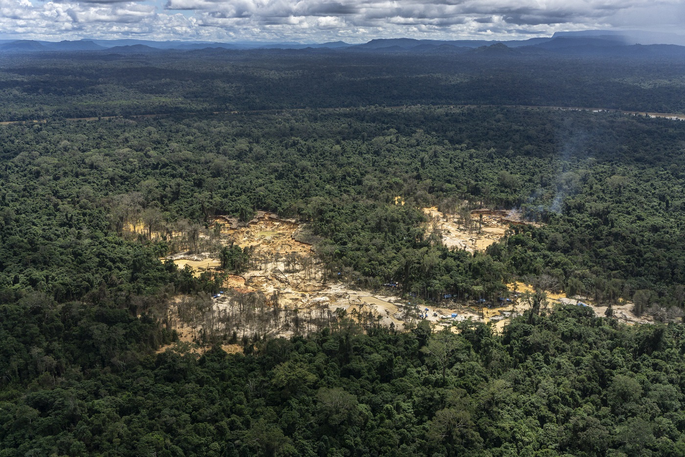 Após o uso, o mercúrio é despejado em rios e no solo, sem qualquer tipo de tratamento, e contamina os peixeis e as populações que se alimentam deles. Foto Rogério Assis/ISA