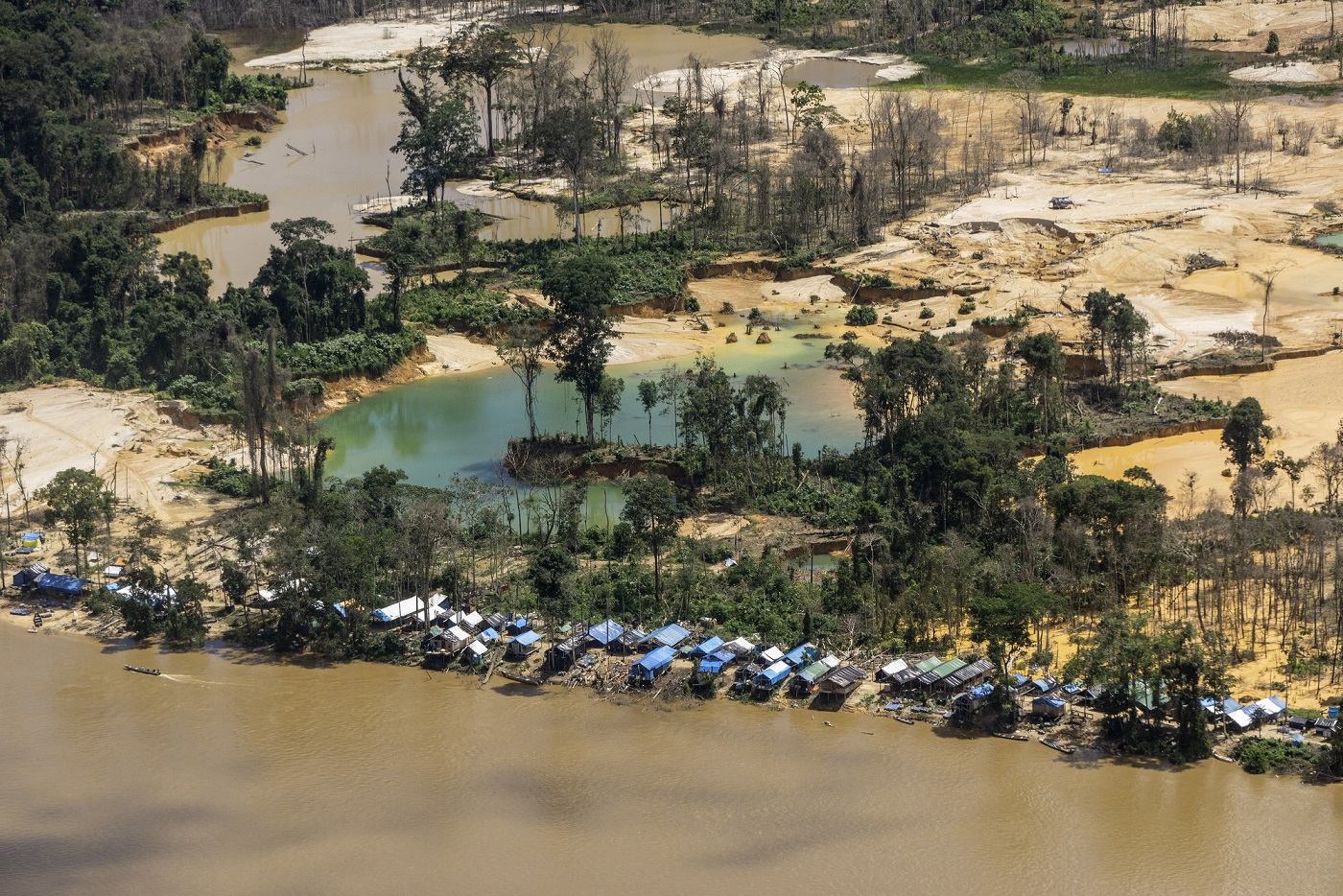 Vista aérea de garimpos ilegais na Terra Yanomami, próximo à comunidade Ye'kwana, região Waikás. Foto Rogério Assis/ISA