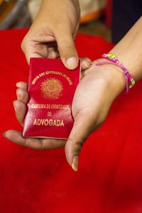 A carteira da OAB, que viaja no peito de Maria Eduarda: orgulho e proteção. Foto de Paulo Marcos de Mendonça Lima