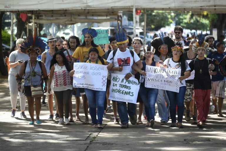 Manifestacao indigena em frente ao Ministerio da Agricultura. Foto de Mateus Bonomi/ Agif/ AFP