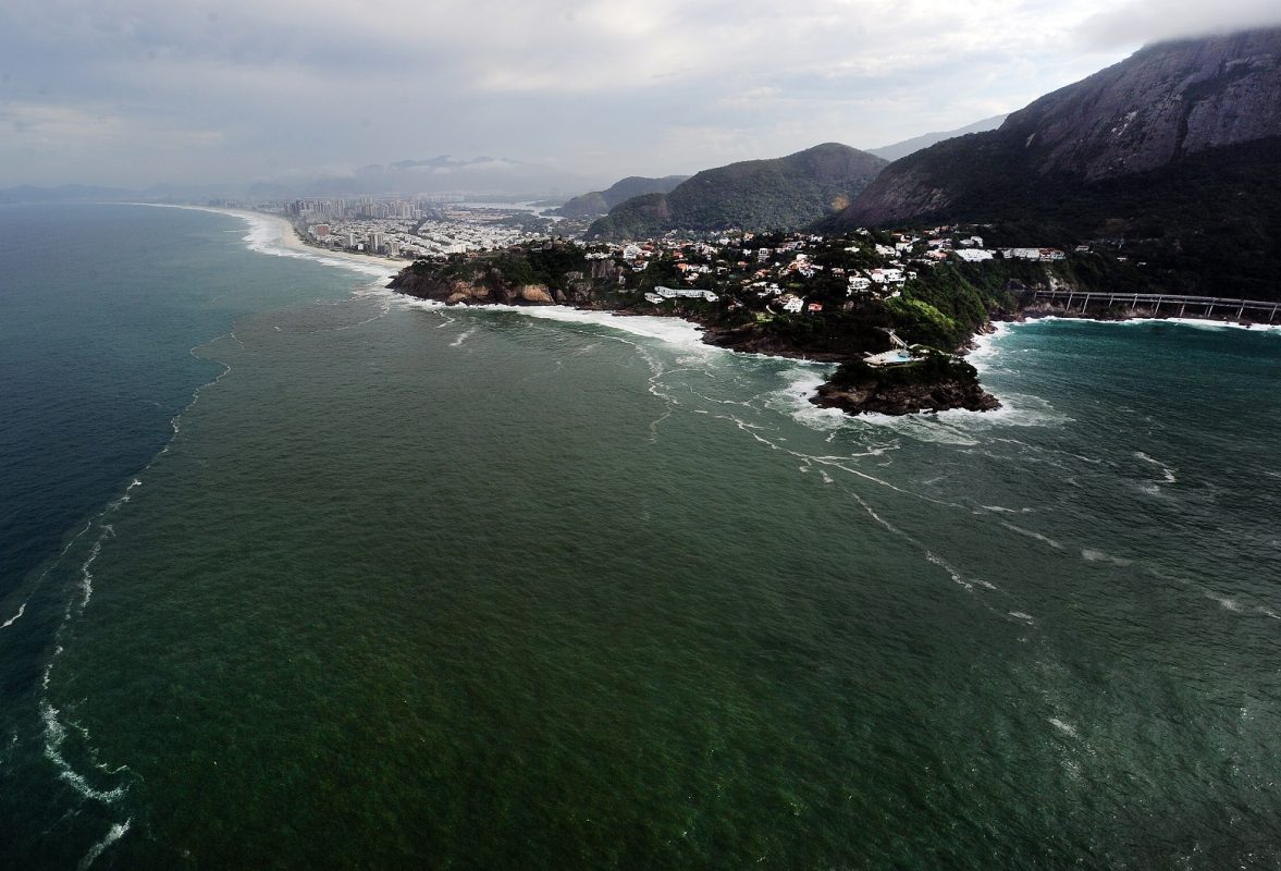Vista área do vazamento de esgoto nas praias da Barra e de São Conrado. Foto Antonio Scorza/AFP