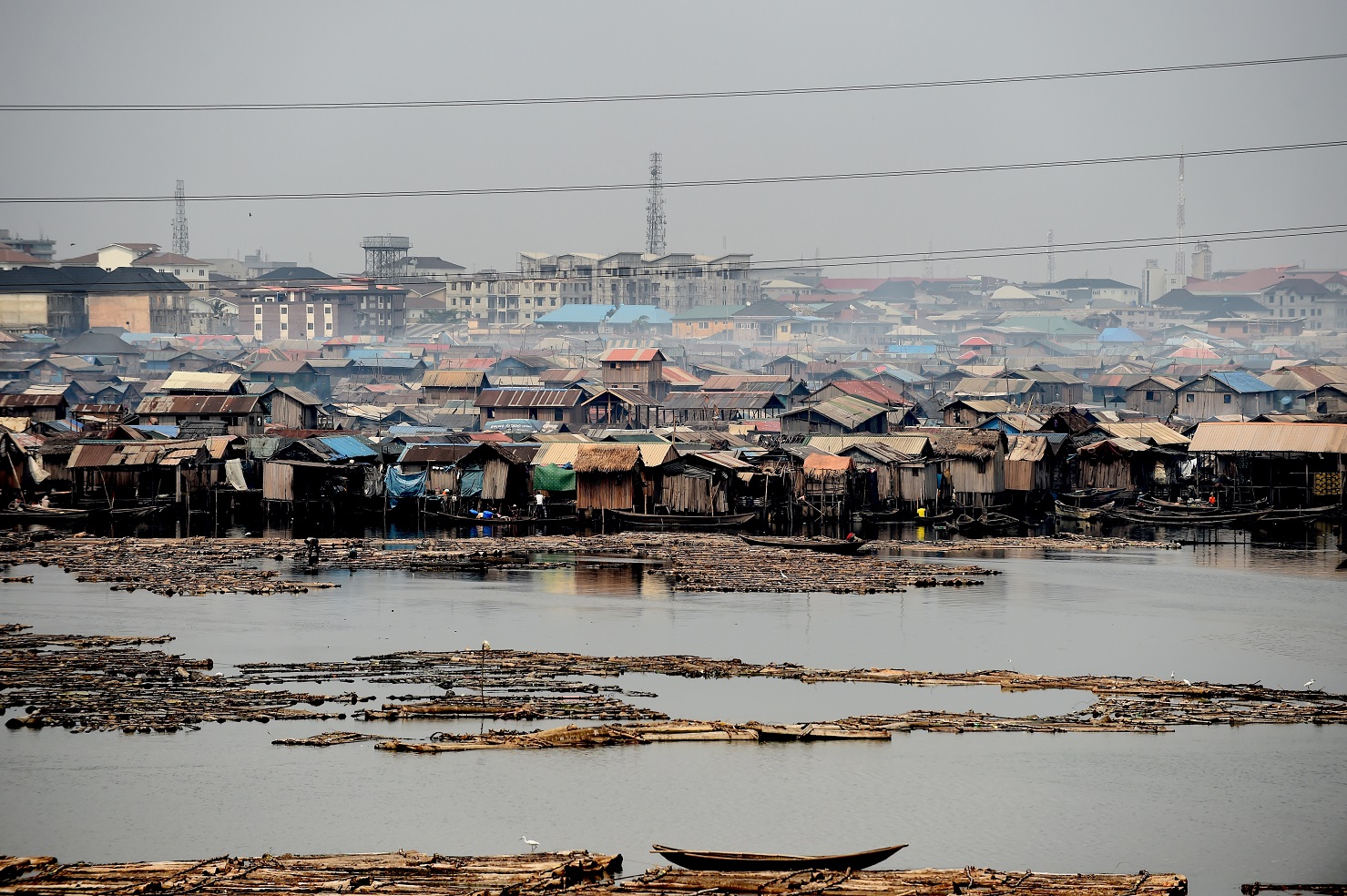 A cidade Lagos, capital da Nigéria, é um dos muitos exemplos de caos urbano no mundo. Foto Pius Utomi Ekpei/AFP