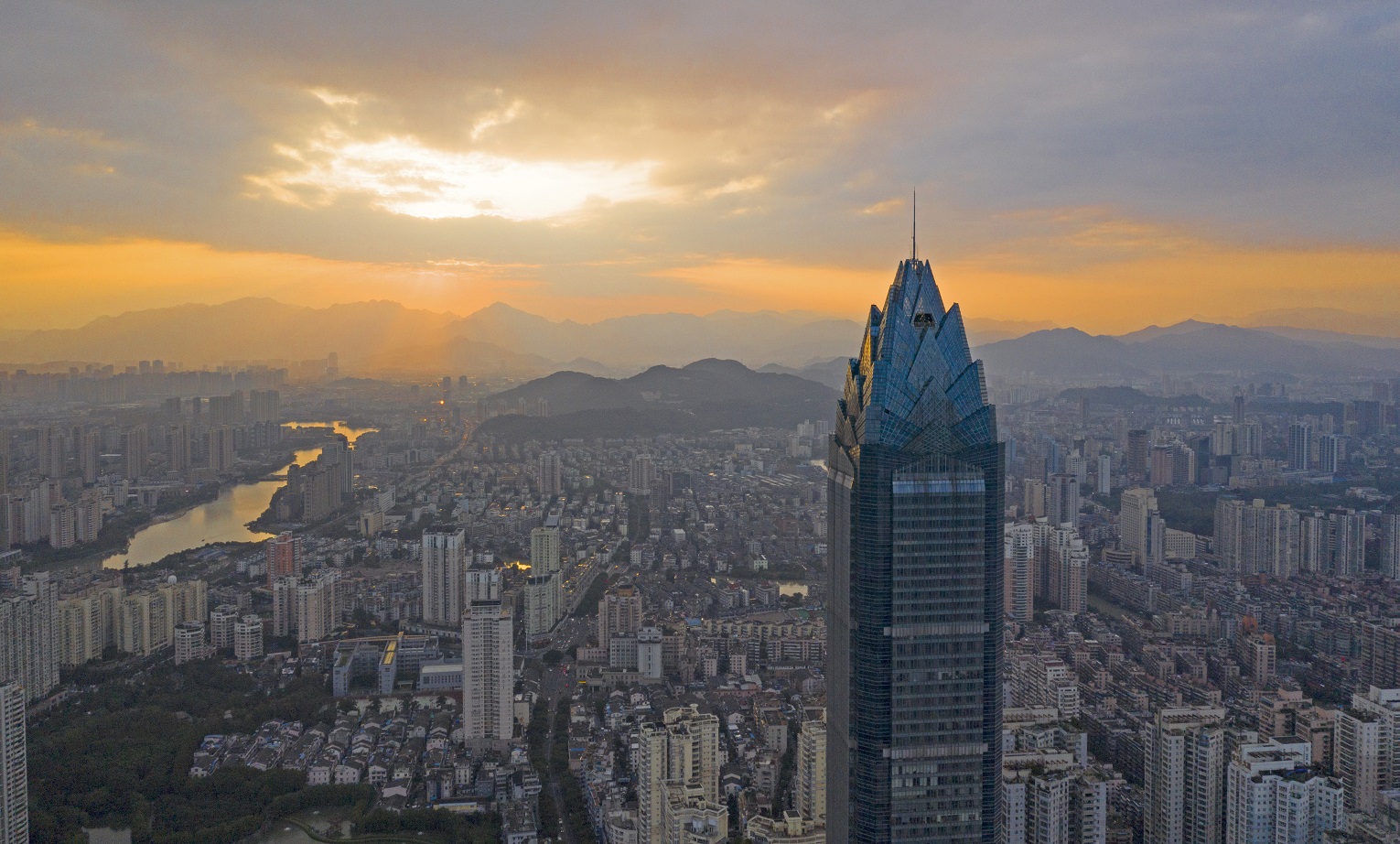 A China é um dos poucos países do mundo que investe consistentemente no crescimento vertical das suas cidades. Foto Zhejiang Daily / Imaginechina