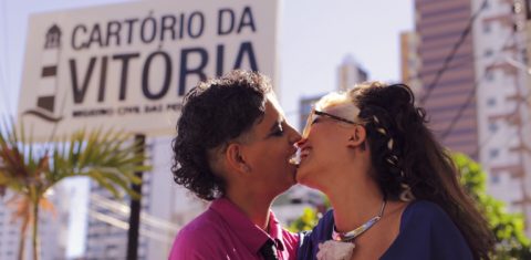 Roberta e Talitha em frente ao Cartório da Vitória, em Salvador. Foto Amanda Julieta/Divulgação