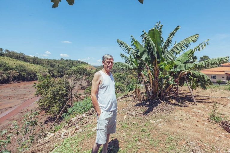 Um dia antes de a lama chegar, no mesmo horário, Mario brincava com seu neto no córrego agora tomado pela lama (Foto: Andre Mantelli)
