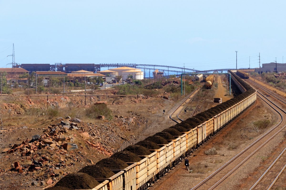 Minério de ferro sendo transportado por trem em Dampier, na Austrália (Foto: PAUL MAYALL / PICTURE ALLIANCE / DPA PICTURE-ALLIANCE / AFP)
