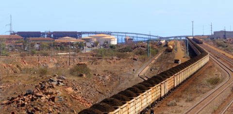 Minério de ferro sendo transportado por trem em Dampier, na Austrália (Foto: PAUL MAYALL / PICTURE ALLIANCE / DPA PICTURE-ALLIANCE / AFP)