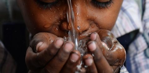 A importância de mostrar o valor da água para crianças (Foto Sajjad Hussain / AFP)