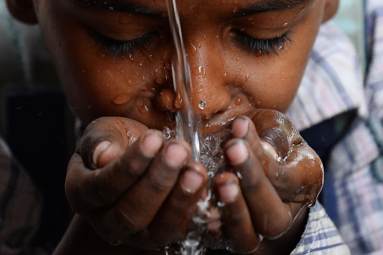 A importância de mostrar o valor da água para crianças (Foto Sajjad Hussain / AFP)