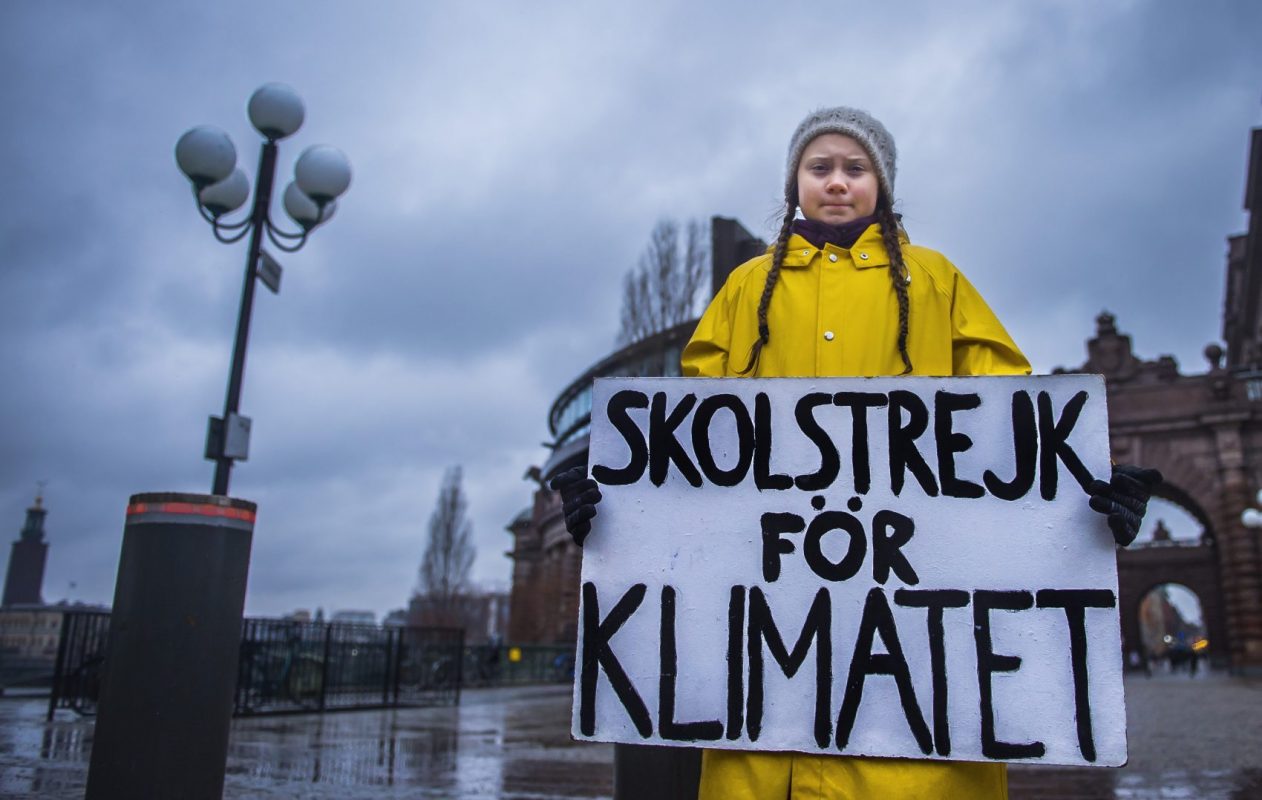 A sueca Greta Thunberg, de 15 anos, exibe a placa "Greve escolar pelo clima" durante um protesto em novembro no ano passado (Foto Hanna Franzen / TT News Agency / AFP)
