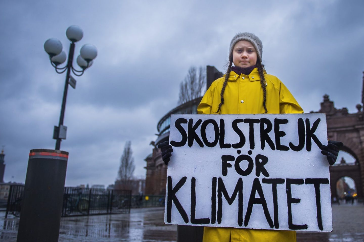 A sueca Greta Thunberg, de 15 anos, exibe a placa "Greve escolar pelo clima" durante um protesto em novembro no ano passado (Foto Hanna Franzen / TT News Agency / AFP)